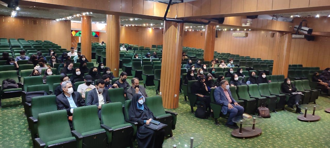 نشست مشترک میان دانشجویان تاریخ دانشکده ادبیات و زبانهای خارجی با مدیر مرکز رشد و نوآوری